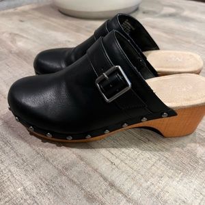 🖤MIA clogs with buckle and nail head detail